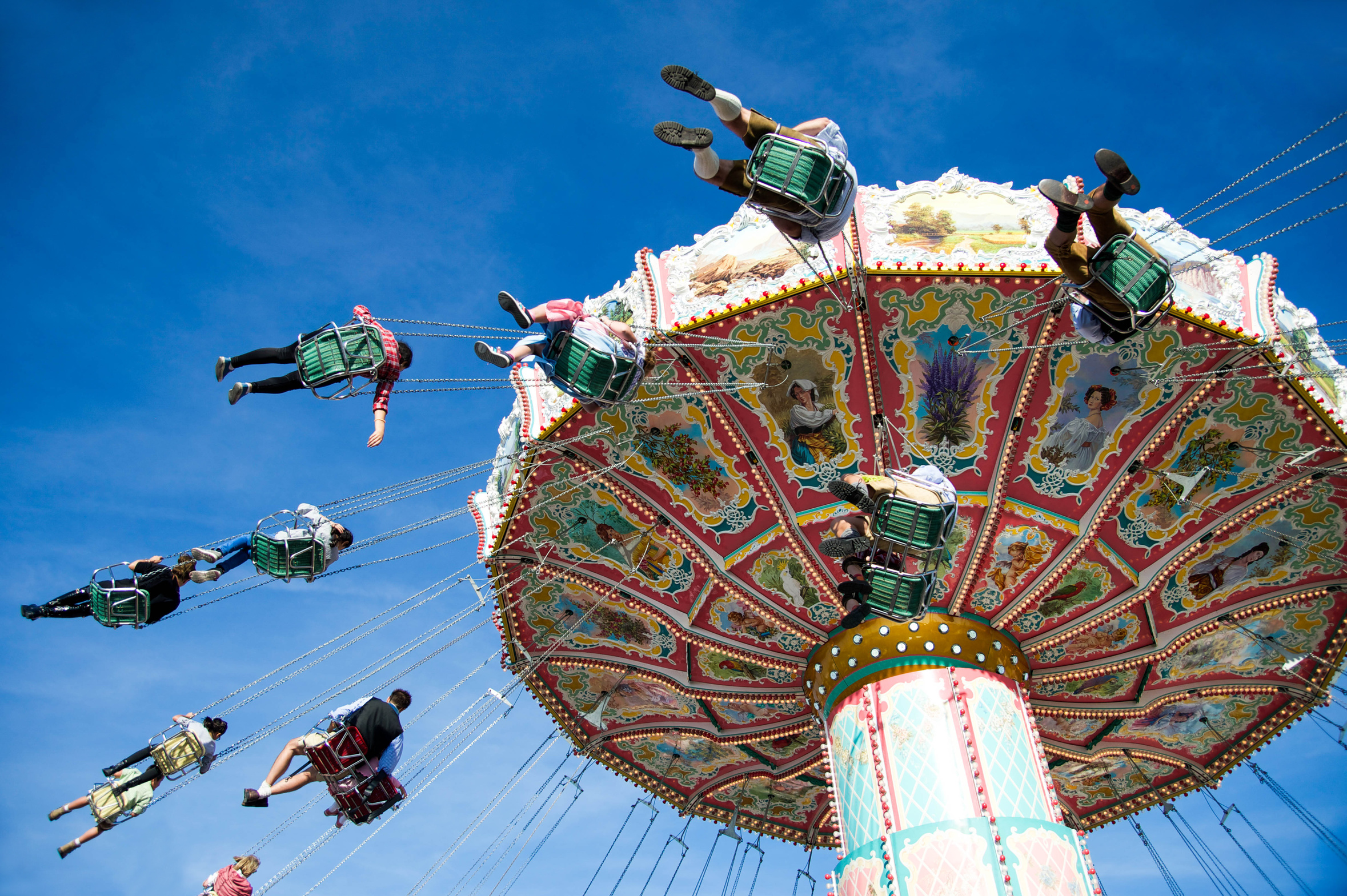 Menschen fahren Karussell auf einem Volsfest