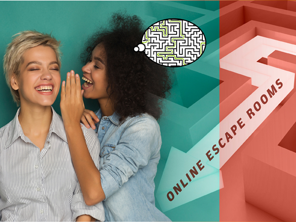 Zwei Frauen stehen vor einem Labyrinth und fl&uuml;stern miteinander.